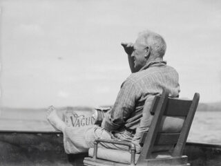 Alter Mann blickt zurück